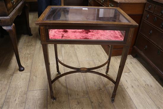 An Edwardian mahogany and marquetry bijouterie table W.61cm